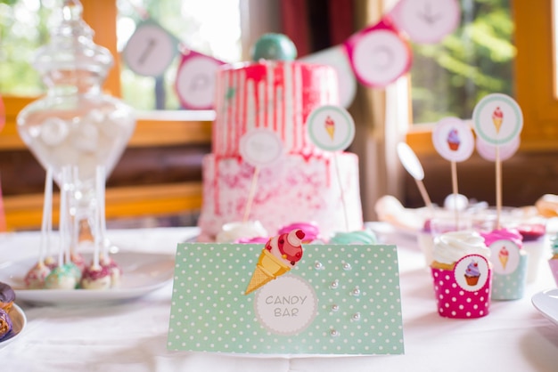 Bolo de aniversário rosa grande