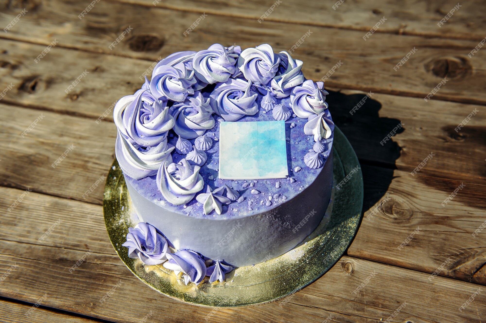 Bolo de aniversário roxo com flores creme e adesivo decorativo em