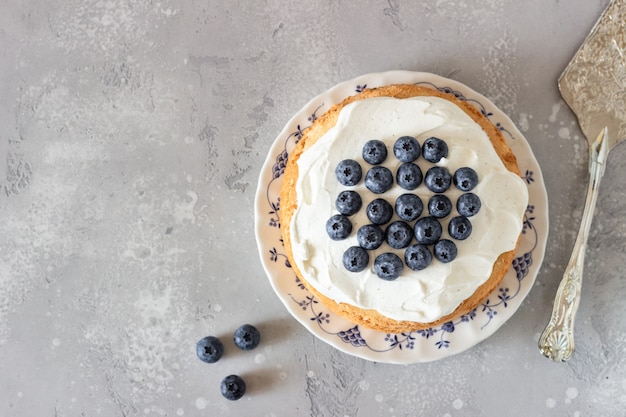 Bolo de anjo com chantilly e mirtilos frescos.