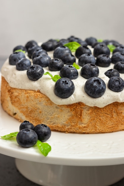 Bolo de anjo com chantilly e mirtilos.