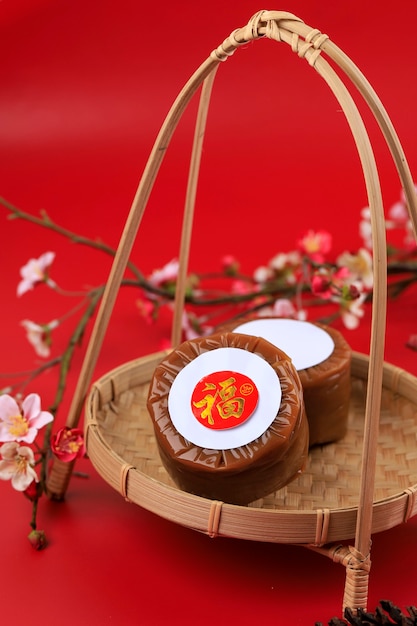 Bolo de Ano Novo Chinês (com o caractere chinês "Fu" significa Fortuna). Popular como Kue Keranjang ou Dodol China na Indonésia. Servido em Prato de Bambu, Decoração Imlek Red