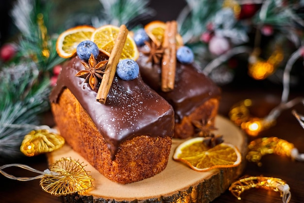 Bolo de ano novo com massa cremosa delicada e passas