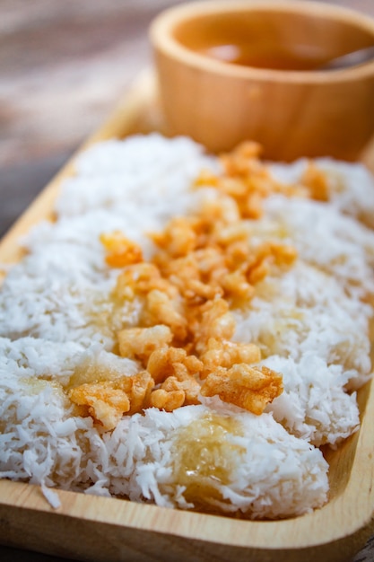 Bolo de arroz com xarope de coco e biscoito de arroz.