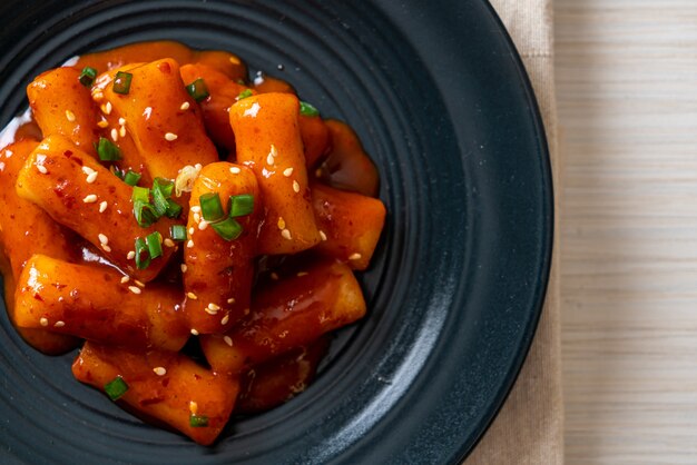 Foto bolo de arroz coreano com molho picante (tteokbokki)