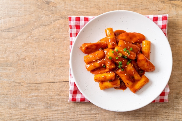 Bolo de arroz coreano com molho picante (Tteokbokki)