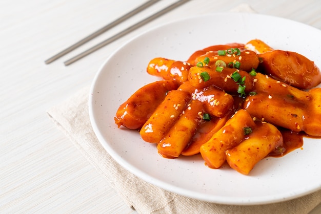 Bolo de arroz coreano com salsicha em molho picante (Tteokbokki) - comida coreana