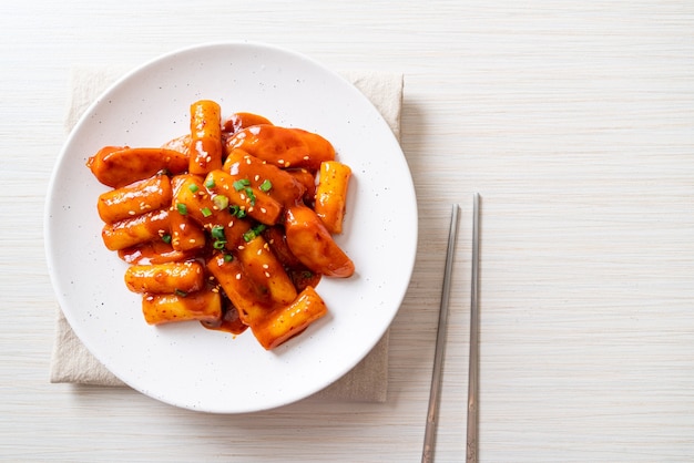 Bolo de arroz coreano com salsicha em molho picante (Tteokbokki) - comida coreana