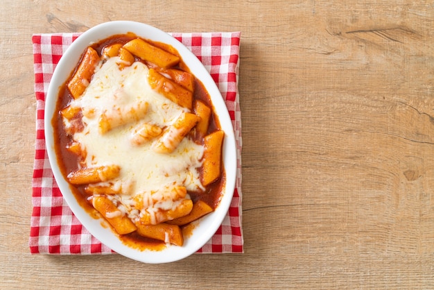 Bolo de arroz coreano em molho picante coreano com queijo, queijo Tokpokki, Tteokbokki com queijo - estilo de comida coreana