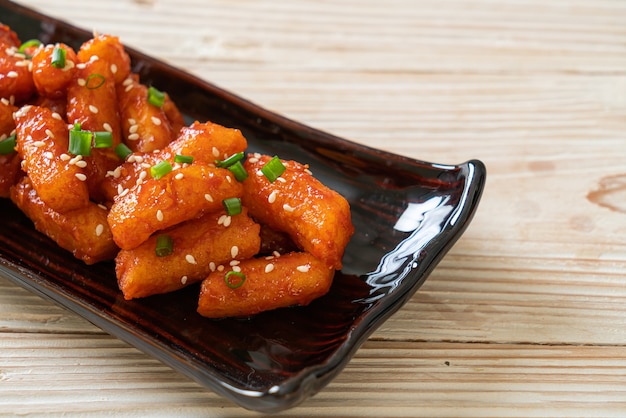 Bolo de arroz coreano frito (Tteokbokki) com molho picante - comida coreana