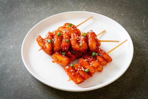 Bolo de arroz coreano frito (tteokbokki) espetado com molho picante - comida coreana