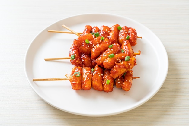 Bolo de arroz coreano frito Tteokbokki espetado com molho picante