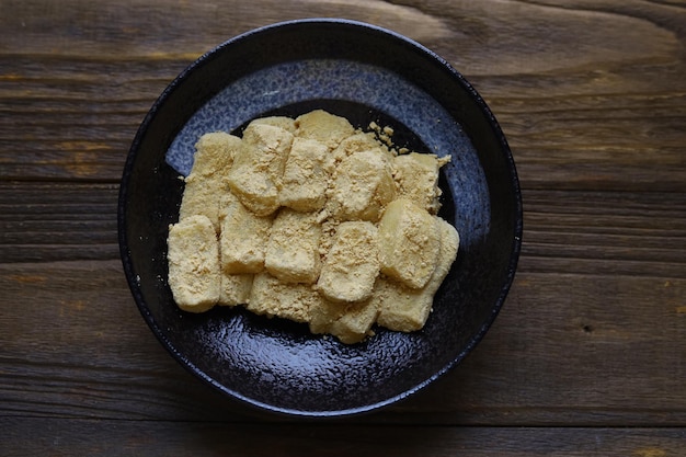 Bolo de arroz tradicional coreano Injeolmi com fundo de madeira