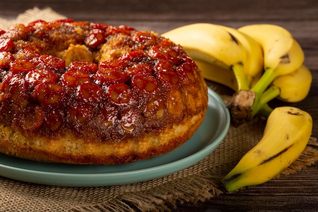 Foto bolo de banada em cima da mesa.