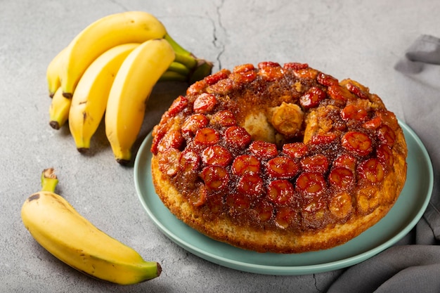 Foto bolo de banada em cima da mesa.