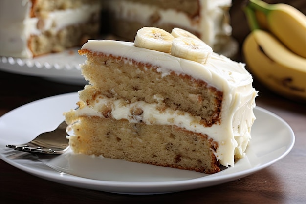 Bolo de banana com camadas de bolo de banana úmido e cobertura de cream cheese doce