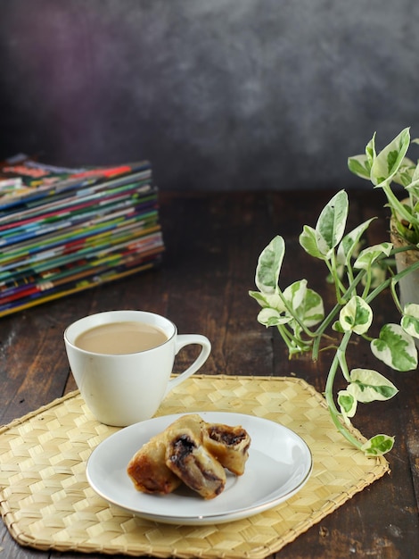 Bolo de banana com chocolate, banana coberta com chocolate e farinha