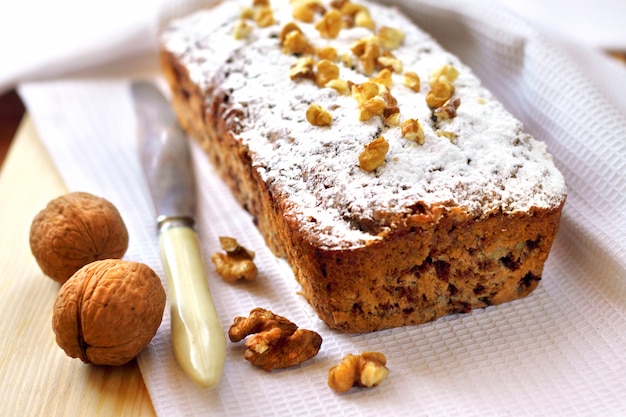 Bolo de banana com nozes e chocolate preto