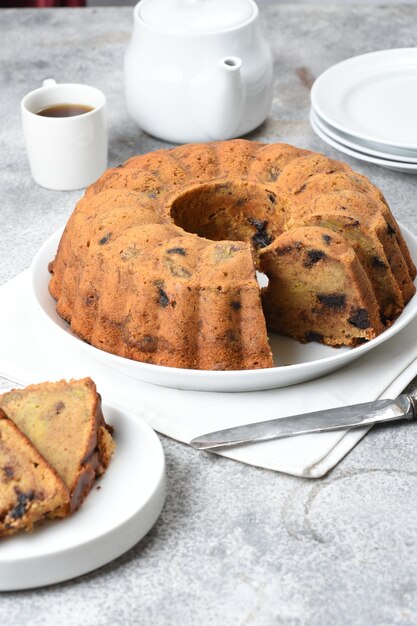 Bolo de banana em fundo branco