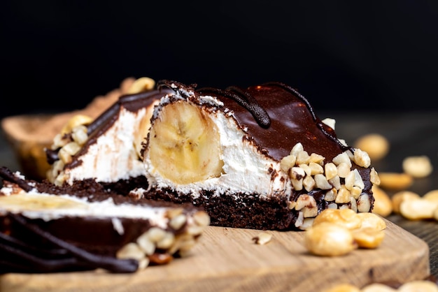 Bolo de banana encharcado de chocolate com creme de queijo