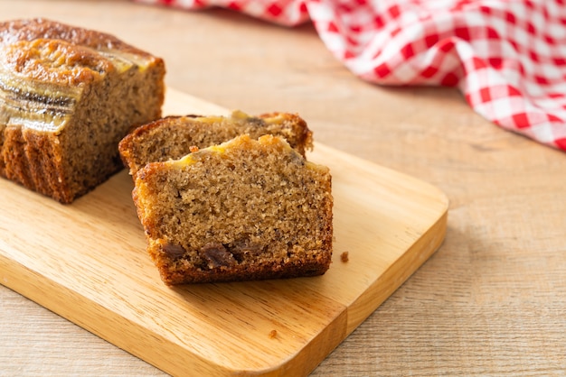 Bolo de banana fatiado em tábua de madeira