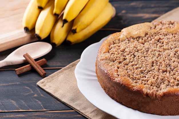 Foto bolo de banana tradicional brasileiro com cobertura crocante e canela. foco seletivo