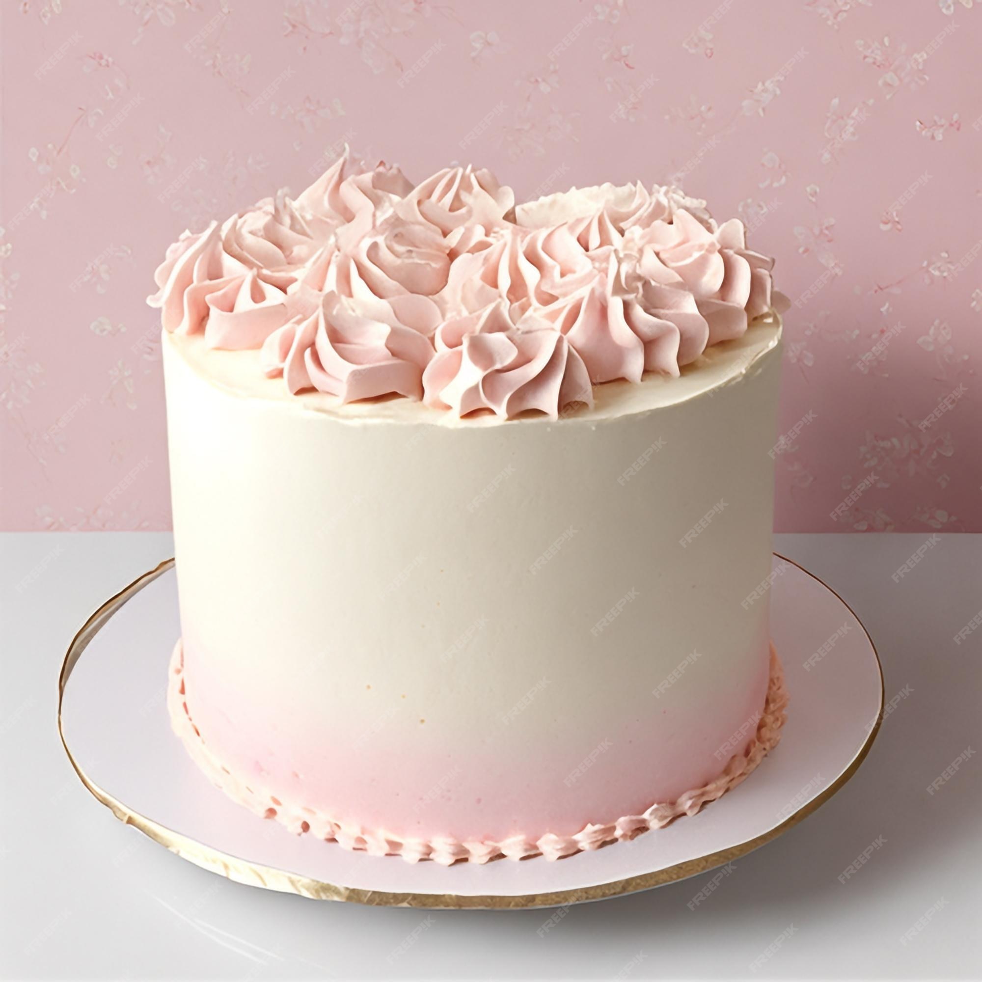 Bolo de baunilha em camadas rosa com chantilly rosa