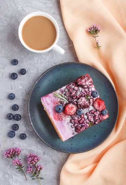 Foto bolo de berry com creme de leite e geléia de mirtilo