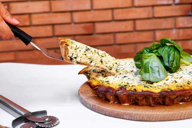 Bolo De Beterraba De Casca Curta Com Tofu E Espinafre Decorado Com Folhas De Manjericão