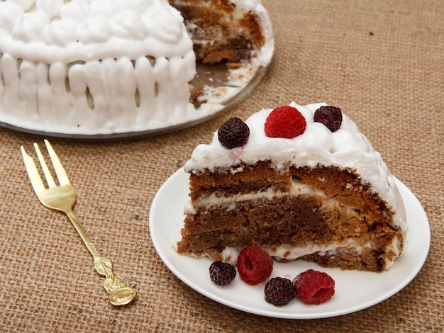 Foto bolo de biscoito caseiro fatiado decorado com chantilly em pratos