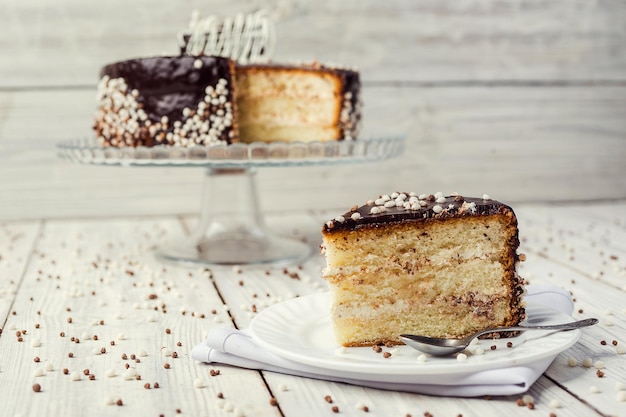 Bolo de biscoito com caramelo e chocolate em um fundo de madeira