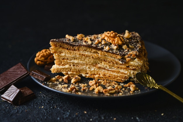 Bolo de biscoito com creme de leite, nozes e cobertura de chocolate