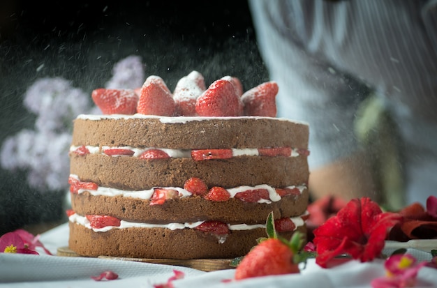 Bolo de biscoito com morango e açúcar em pó