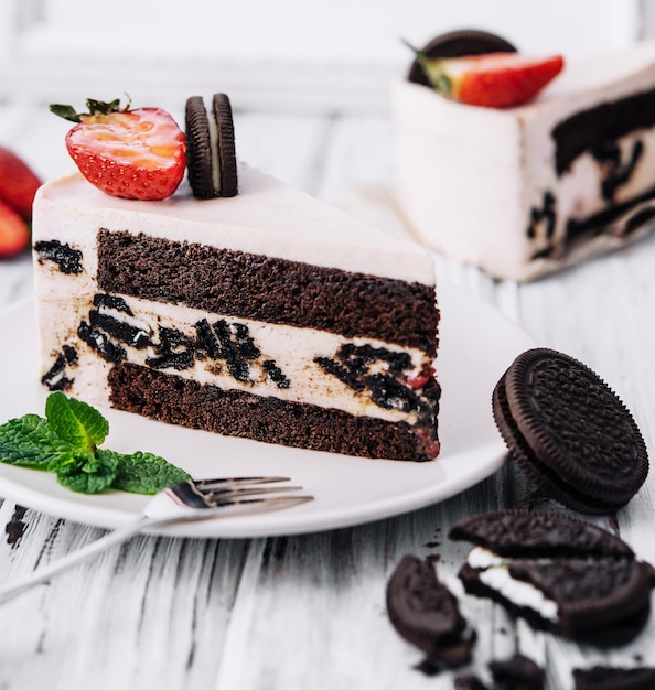 Bolo de biscoito de chocolate com morango no prato