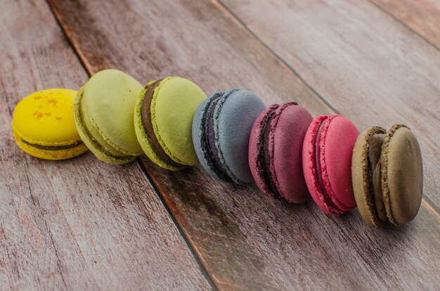 Bolo de biscoito francês. Macaroons em caixa com flores secas