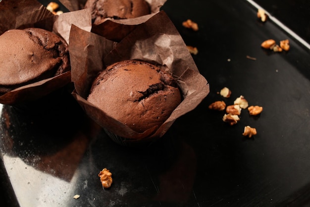 Bolo de bolo fondant de chocolate muffins de chocolate com passas de nozes e chocolate ralado