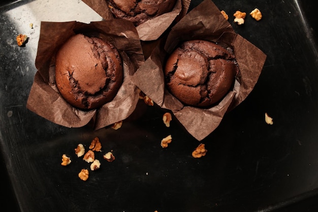 Bolo de bolo fondant de chocolate muffins de chocolate com passas de nozes e chocolate ralado