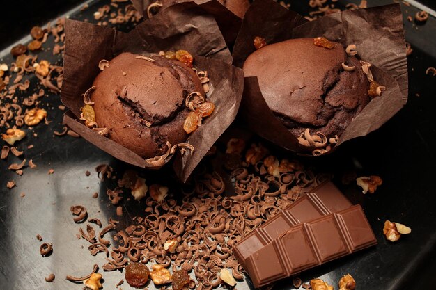 Bolo de bolo fondant de chocolate muffins de chocolate com passas de nozes e chocolate ralado