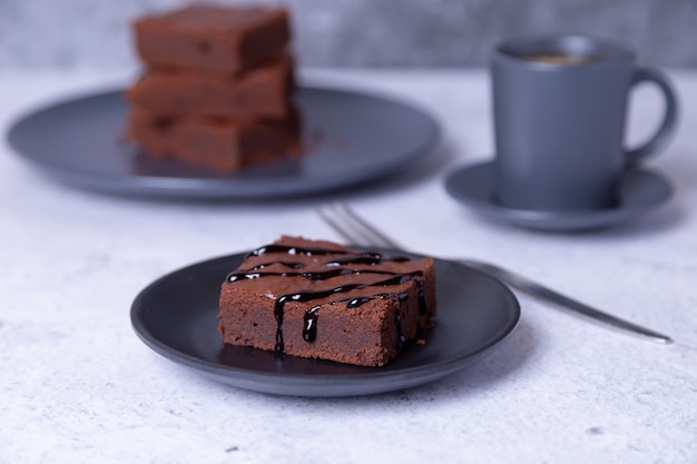 Bolo de brownie com calda de chocolate. sobremesa de chocolate caseira. um popular bolo de chocolate escuro. fechar-se.