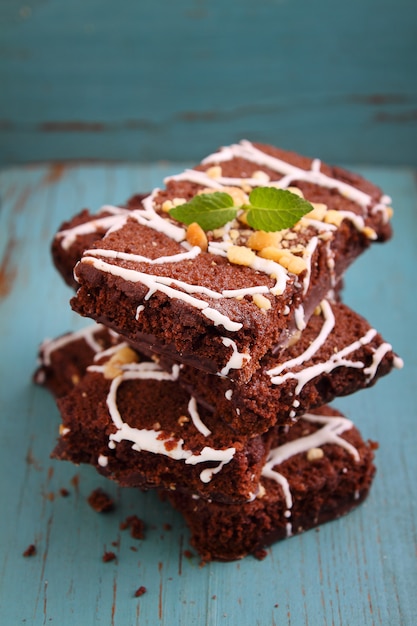 Bolo de brownie de chocolate com nozes e glacê