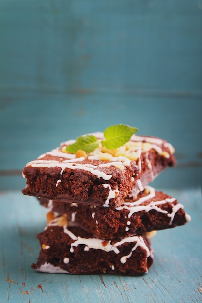 Bolo de brownie de chocolate com nozes e glacê