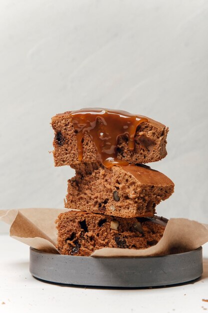 Foto bolo de brownie de chocolate com nozes em fundo branco