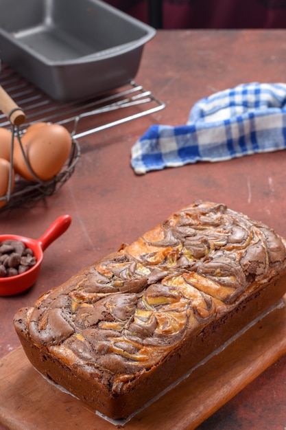 Bolo de brownie de chocolate com queijo e mármore