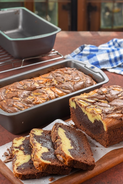 Bolo de brownie de chocolate com queijo e mármore