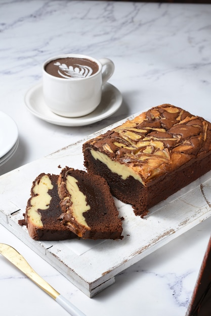 Bolo de brownie de chocolate com queijo e mármore