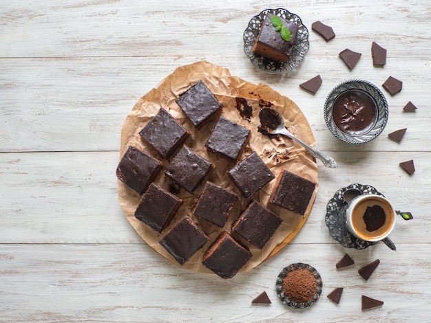 Bolo de brownie de chocolate na mesa de madeira branca