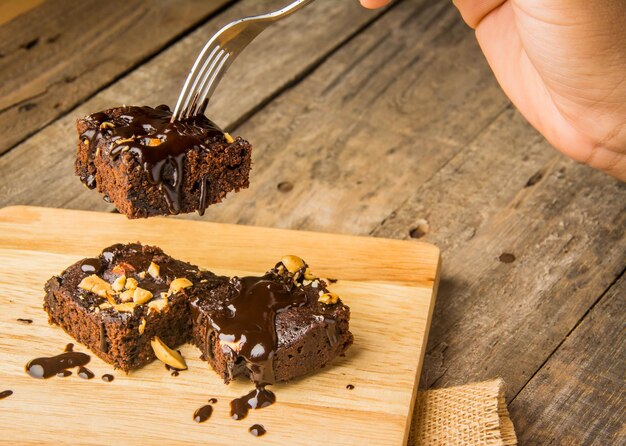 bolo de brownie de porca de chocolate decorado