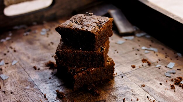 Bolo de brownie decorado com chocolate desintegrado