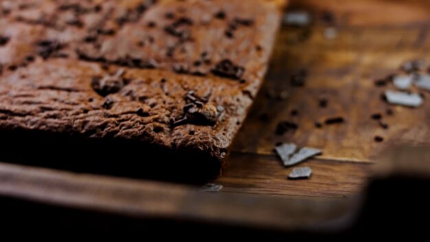 Bolo de brownie decorado com chocolate desintegrado