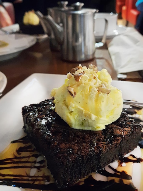 Bolo de brownie em uma mesa