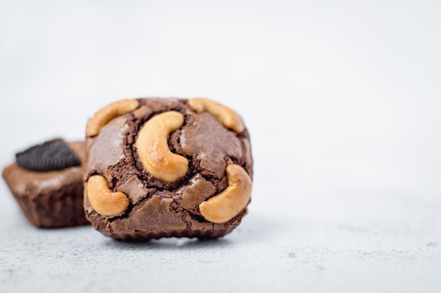 Bolo de brownies em fundo branco para padaria, alimentos e conceito de alimentação